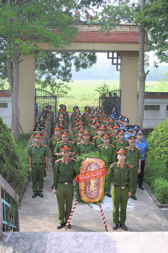 Sáng 27-8, Đoàn công tác làm lễ dâng hương các Anh hùng liệt sĩ tại xã Kim Liên